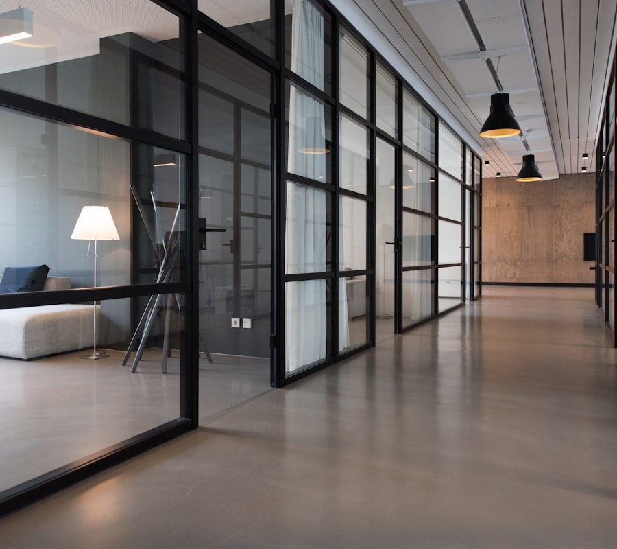 Grand espace de bureau moderne — investissement immobilier sans mesure d'impact humain